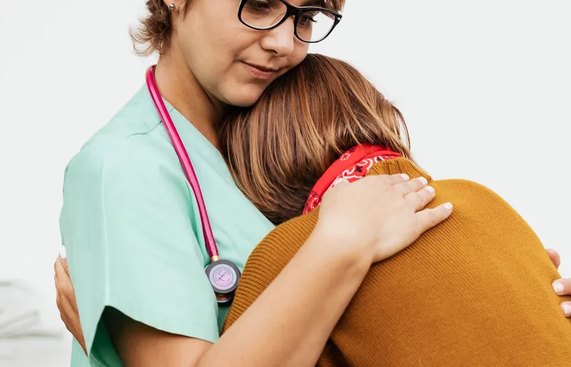 Fisioterapista in ascolto attivo durante la consulenza iniziale con il paziente